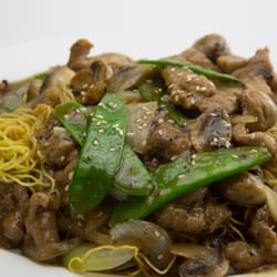 Hong's Kitchen - Black Pepper Beef On Fried Egg Noodles