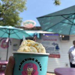 Parkside Dairy - Ice cream on the cute patio