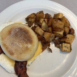 Longbeach Cafe - Breakfast with bacon and hash browns