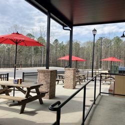 Al's Burger Shack - Outdoor patio