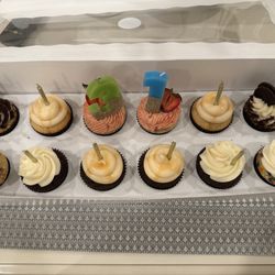Cupcake Therapy - Oreo, salted caramel (vanilla base), strawberry, birthday cake, red velvet and salted caramel (chocolate base)