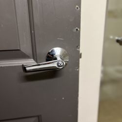 Tarzana Inn - Bathroom door