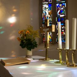 Friedenskirche Radebeul - Blick über den Altar mit Lichtspiel
