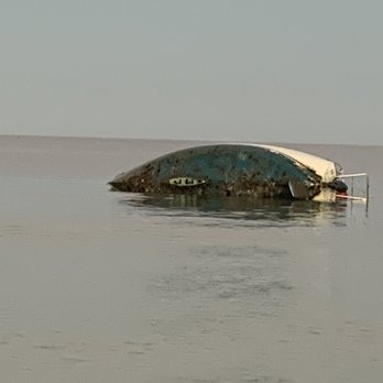 Clearwater Beach - Capsized boat, pretty cool! - Beaches Near Me Clearwater Beach - Capsized boat, pretty cool! - Beaches Near Me