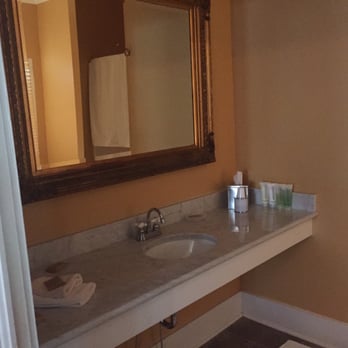Twin Oaks Bed & Breakfast - Room 1 bathroom - Hotels Near Me - Natchez, Mississippi Twin Oaks Bed & Breakfast - Room 1 bathroom - Hotels Near Me - Natchez, Mississippi
