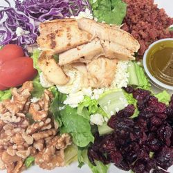 La Bakery Cafe & Eatery - Love salad with chicken
