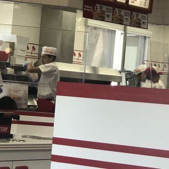 In-N-Out Burger - No masks behind the counter. No safety precaution - Fast Food Near Me - Tracy, California