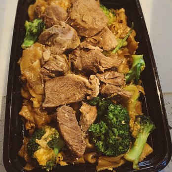 7 Elephants - Pad See Ew with beef - Thai Near Me - New York, New York 7 Elephants - Pad See Ew with beef - Thai Near Me - New York, New York