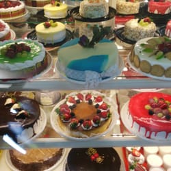 Pasteleria Arbelos - La vitrina llena de pasteles y postres
