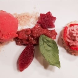 Restaurant Stüvas Rosatsch - Shortcrust tartlet with strawberry curd cheese, strawberry rhubarb compote with tarragon, strawberry sorbet and strawberry jelly