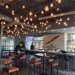 Hangar Kitchen Plus Bar - Trendy bar