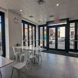 7th Street Burger Astoria - Interior