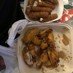 J&J 80s Diner - Medium wings and mozzarella sticks