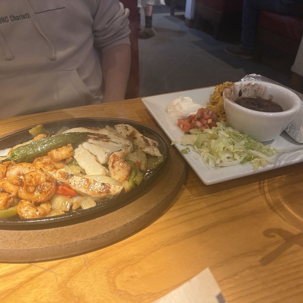 Chili's - Chicken and Shrimp Sizzlin Fajitas - Tex-Mex Near Me - Charlotte, North Carolina Chili's - Chicken and Shrimp Sizzlin Fajitas - Tex-Mex Near Me - Charlotte, North Carolina