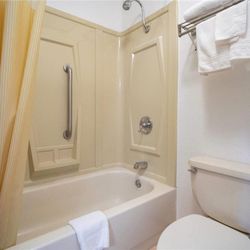 Days Inn by Wyndham Clinton - Guest room bath