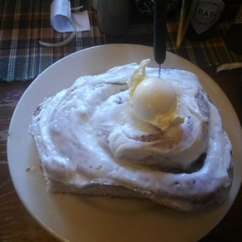 Camp 18 Restaurant - The amazing ridiculously huge cinnamon roll - American Near Me - Seaside, Oregon