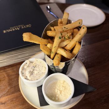 Skye Avenue Kitchen & Lounge - Canadian (New) Near Me - Surrey, British Columbia