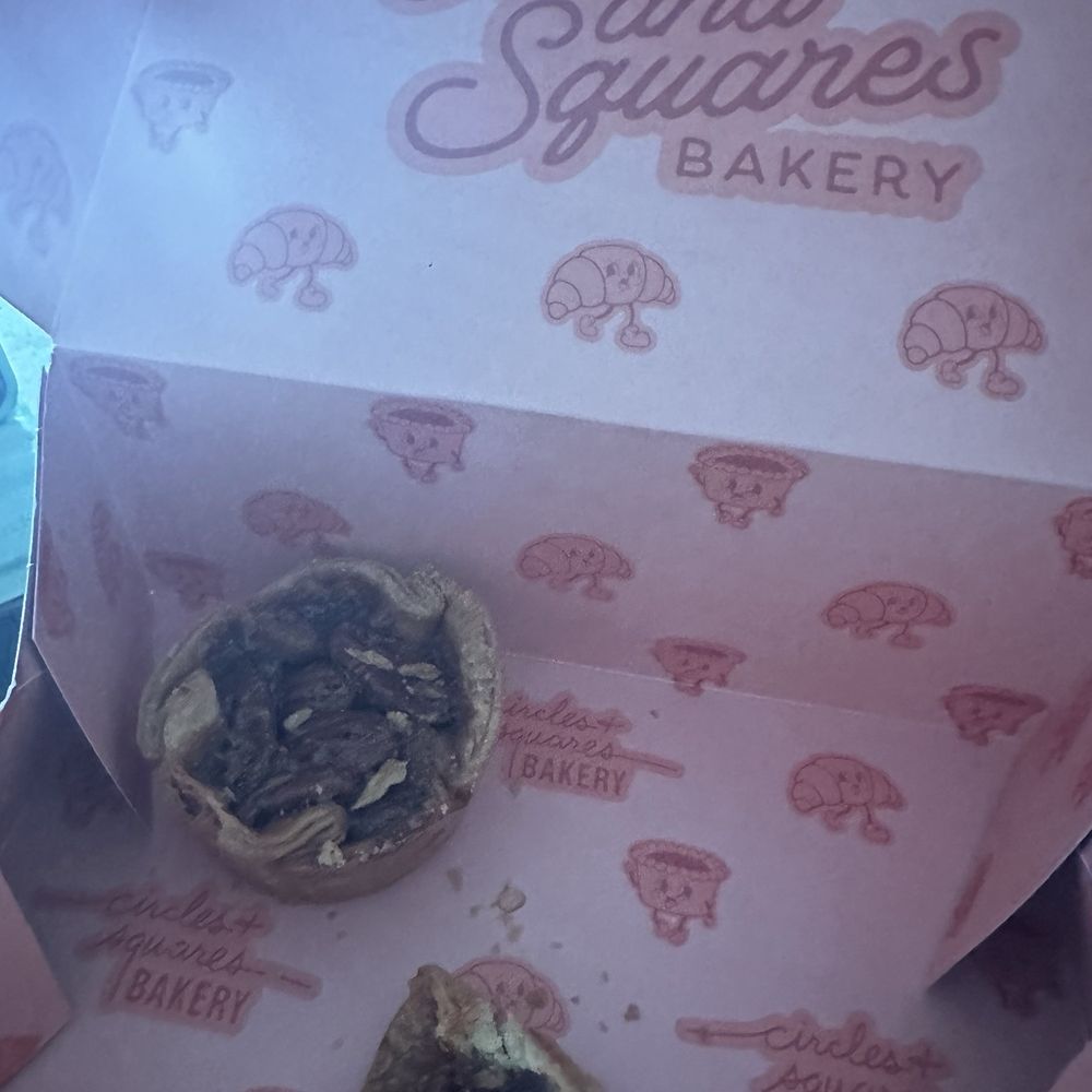 Pecan tart and cinnamon rolls were so delicious! We will come back to try other stuff.