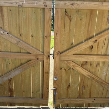 Jenkins Fencing - Gap in gates - Fences & Gates Near Me Jenkins Fencing - Gap in gates - Fences & Gates Near Me