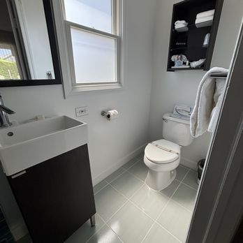 Ocean Resort Inn - Bathroom - Hotels Near Me - Montauk, New York