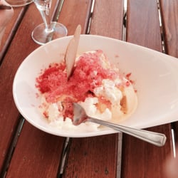 Levante - Mit 7 Euro der teuerste Eisbecher.  Fotografiert unmittelbar nachdem er an unseren Tisch serviert wurde.