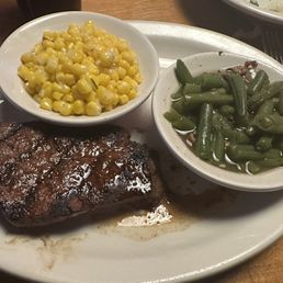 8 Oz sirloin with corn and green beans