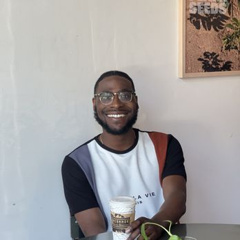 Malu  Cafe - Table by window - Coffee & Tea Near Me - Saugatuck, Michigan