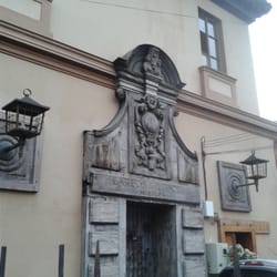 En la entrada del pub hay un inmenso portal de madera tallado.