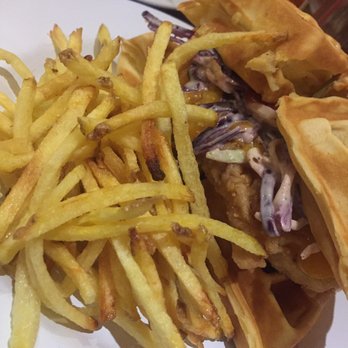 Gumbo Yaya - Chicken-waffle burger (w. coleslaw) and very crispy fries! - Chicken Shop Near Me - Paris, 75