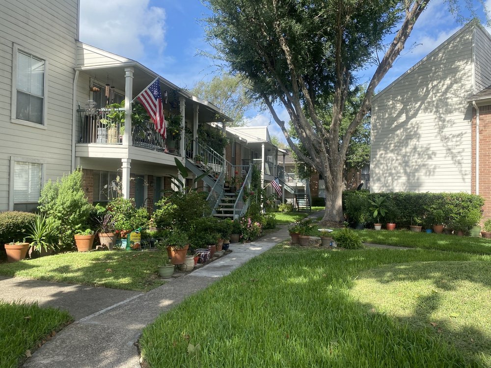 SILVER MAPLES APARTMENTS Updated May 2024 3512 1/2 Broadway St