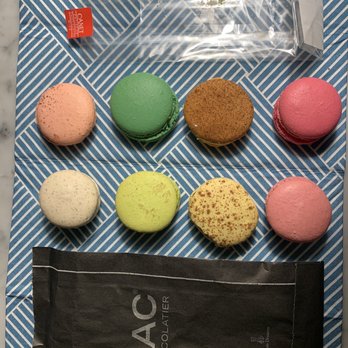 Canet - Macarons: rose, spéculos, pistachio, strawberry - Patisserie/Cake Shop Near Me - Nice, 06