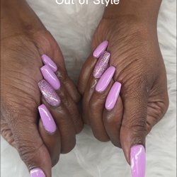 This soft lavender set paired with sparkling glitter accents creates the perfect balance of elegance and glamour. Timeless, classy, and effo