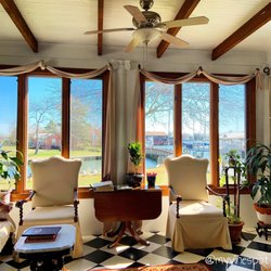 Aida's Victoriana Inn - Sitting room with picture windows