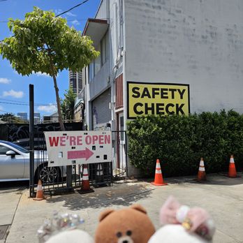 Great People Auto - Signs at the entrance - Auto Repair Near Me - Honolulu, Hawaii