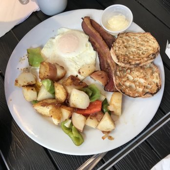 Hollywood Beach Cafe - Fried egg with roasted potatoes and peppers, English muffin and bacon - Breakfast & Brunch Near Me - Oxnard, California