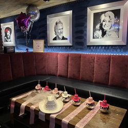 Daisy's Nashville Lounge - Booth seating