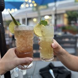Castaways Steak & Seafood - Drink time!