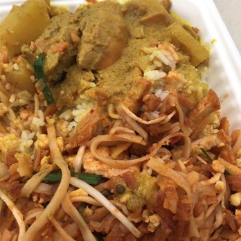 Wat Mongkolratanaram - 2 item combo plate: pad Thai and yellow curry with rice - Thai Near Me - Berkeley, California Wat Mongkolratanaram - 2 item combo plate: pad Thai and yellow curry with rice - Thai Near Me - Berkeley, California
