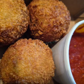 Divino Pizzeria & Bar - Pizza Near Me - Ajax, Ontario