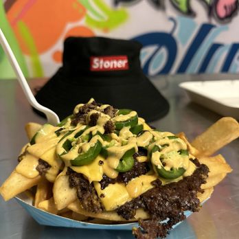 Stoner Burger - Smash burger fries (burger brisket, cheese, stoner sauce, jalepeños and pickles) - Burgers Near Me