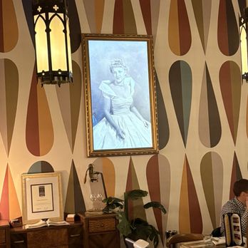 Common Restaurant - Cool picture of a lady in the dining area - Cocktail Bars Near Me - Savannah, Georgia Common Restaurant - Cool picture of a lady in the dining area - Cocktail Bars Near Me - Savannah, Georgia