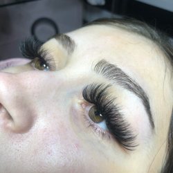 Yanira's Lash Bar - Mega volume