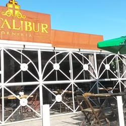 Excalibur Forneria e Lounge - Restaurante conta com mesas ao ar livre