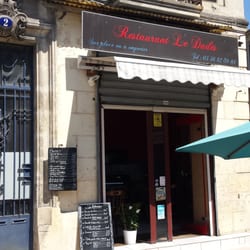 Le Dadès - La devanture avec terrasse devant
