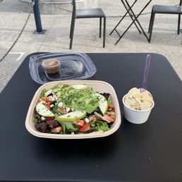 House salad with avocado and pistachio gelato House salad with avocado and pistachio gelato