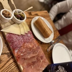 El Carajo International Tapas & Wines - Tabla Combinacion Meson Jamon,Embutidos y Queso Importad