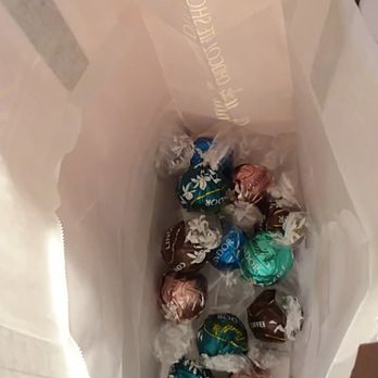 Lindt Chocolate Shop - Mother's Day 2018 - Chocolatiers & Shops Near Me - Bloomington, Minnesota