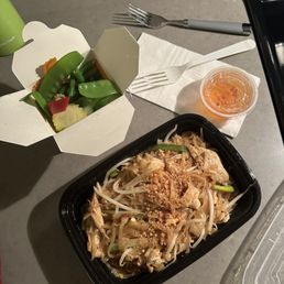 Country Style Pad Thai with chicken, Steamed Mix Vegetables Country Style Pad Thai with chicken, Steamed Mix Vegetables
