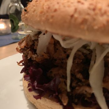 Herforder Wirtschaft - Pulled Pork Burger - Beer Garden Near Me - Hiddenhausen, NW