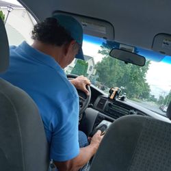 Taxi Latino - Pesimo servicio este conductor creo que es el dueño manejando y mirando fb en su teléfono que irresponsable